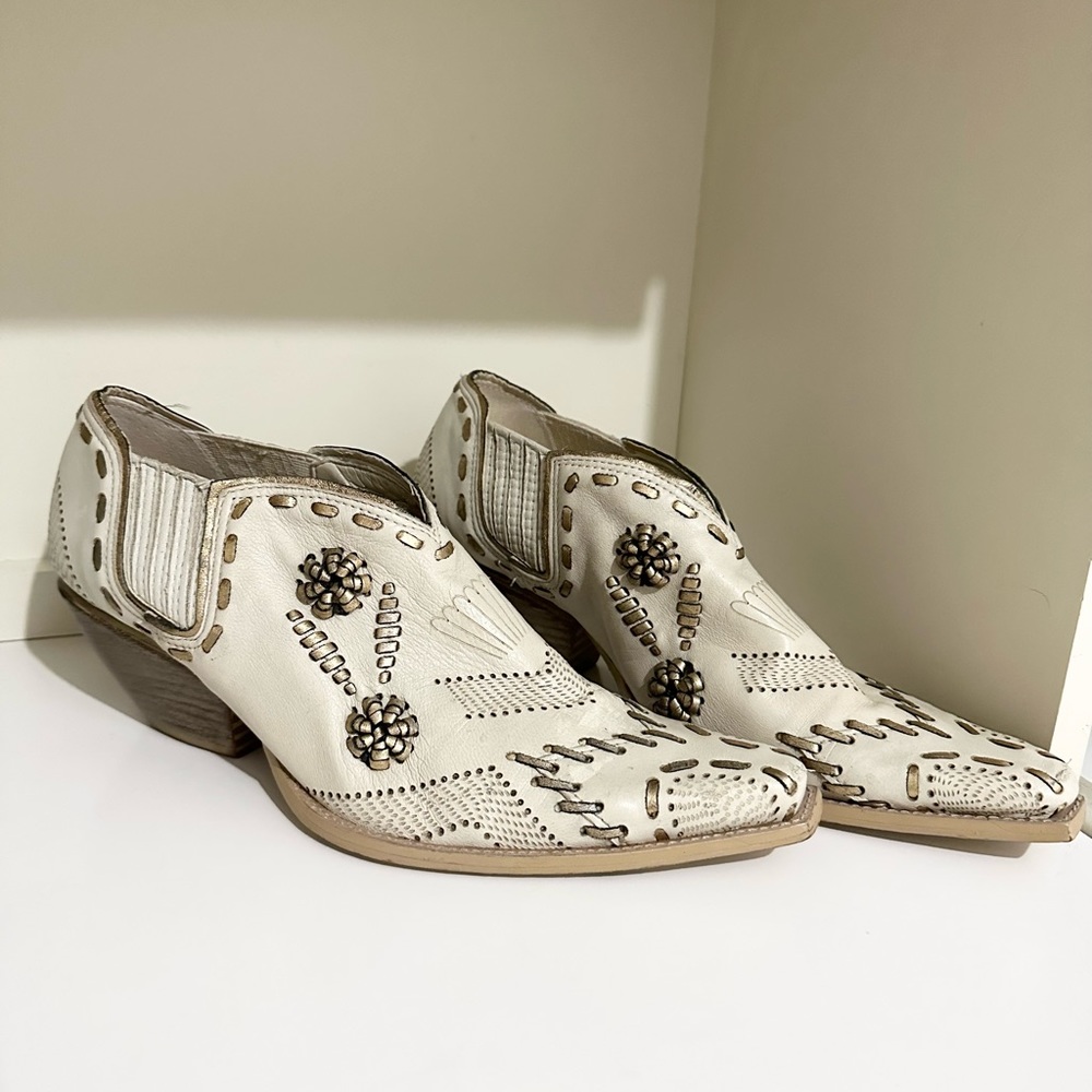BCBGirls leather Embossed Pointed Toe Western Booties size 6.5